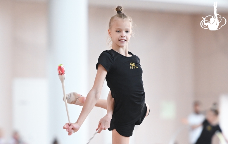 Kristina Voitenko with clubs during training