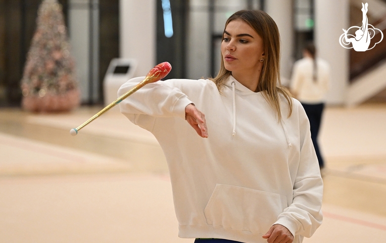 Олимпийская чемпионка Алина Кабаева во время тренировки в Академии