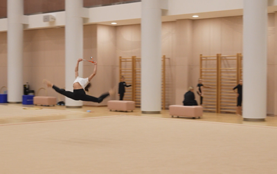 Olympic champion Alina Kabaeva suggests Karolina Tarasova make the exercise with clubs more difficult