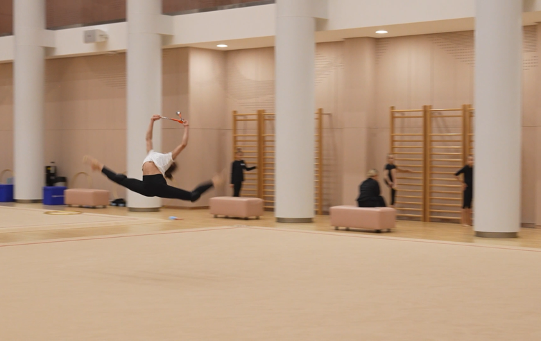 Olympic champion Alina Kabaeva suggests Karolina Tarasova make the exercise with clubs more difficult