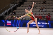 Ангелина Ипатова во время упражнения с обручем
