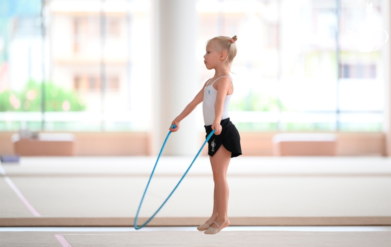 Юная гимнастка во время тренировки