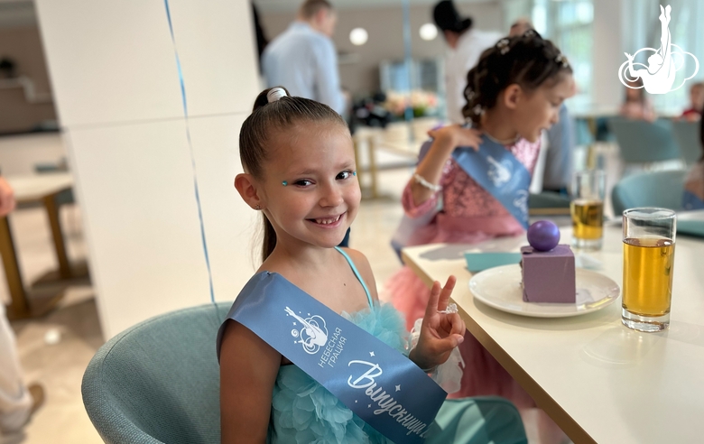 Юная гимнастка во время выпускного