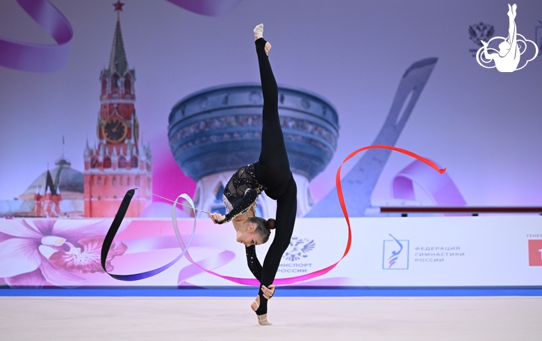 Daria Grokhotova during a ribbon exercise