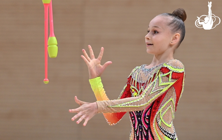 Yana Zaikina during an exercise with clubs at an assessment training session