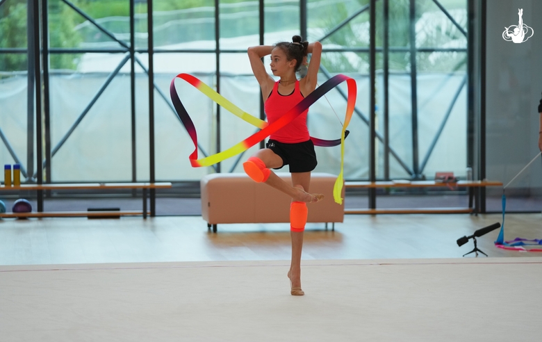 Alesya Naifoniva during a class with Olympic champion Alina Kabaeva