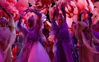 На гала-концерте воспитанницы Академии выступили с прекрасным номером «Цветы»!