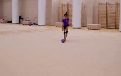 Алина Кабаева и Евгения Елисеева подсказывают Малике Тимуршиной, как выполнить эффектно перекат мяча