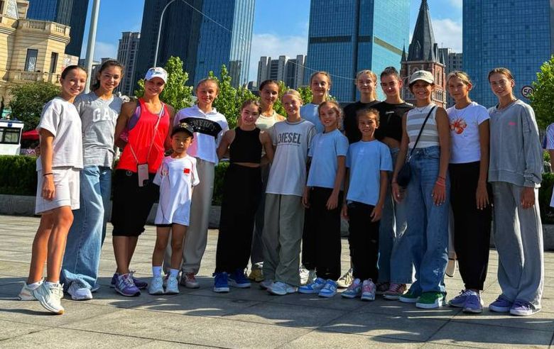 The Sky Grace International Association gymnasts went to explore the Dalian sights
