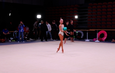 Тренировка с мячом олимпийской чемпионки Алины Кабаевой и Евы Кононовой из Тюменской области в последние минуты перед выступлением на турнире в Пекине