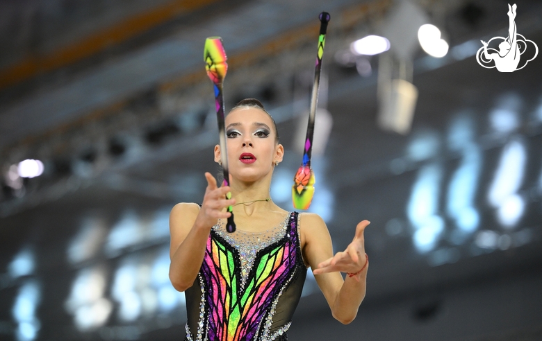 Sofia Vorobyova before exercise with clubs