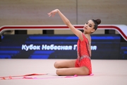 Гимнастка во время упражнения с лентой
