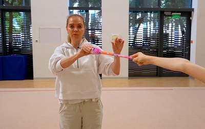 Шесть полезных упражнений с булавами для развития координации