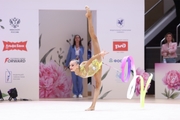 Яна Заикина во время упражнения с лентой