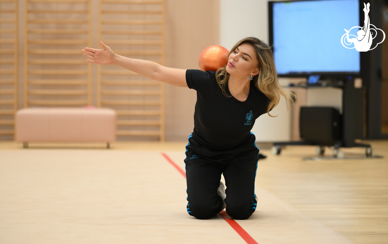 Олимпийская чемпионка Алина Кабаева во время тренировки в Академии