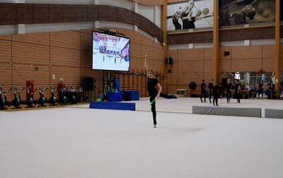 Упражнение выглядит более изящным, когда гимнастка работает с длинными руками и ногами