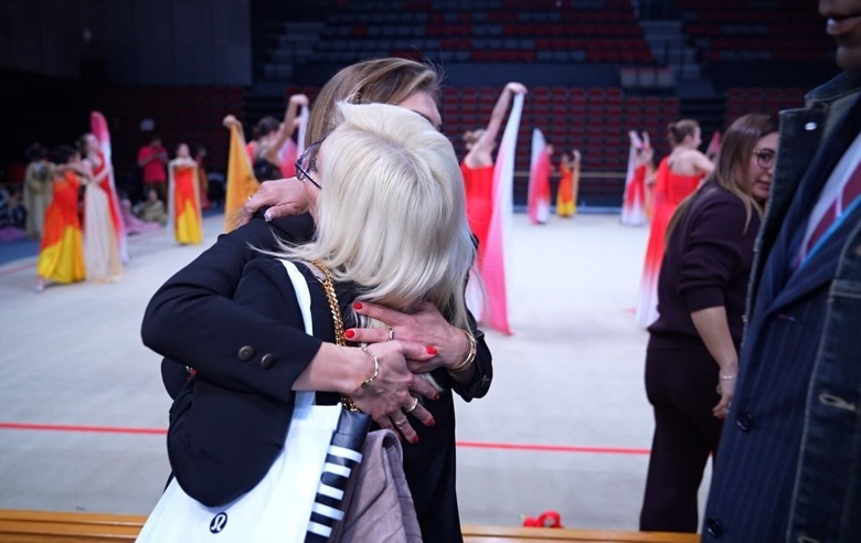 Olympic champion Alina Kabaeva thanks Irina Zenovka and Laura Acosta
