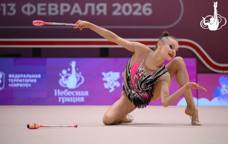 Яна Заикина во время упражнения с булавами