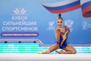 Ксения Савинова во время упражнения с булавами