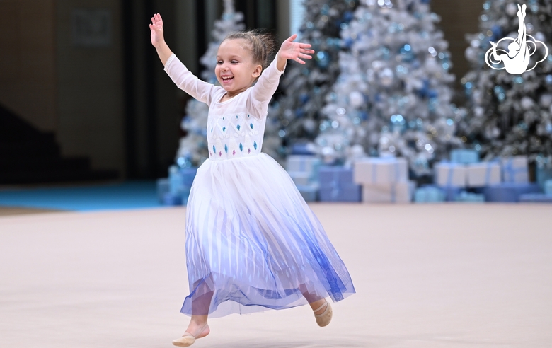Дошкольница Академии во время новогодней елки
