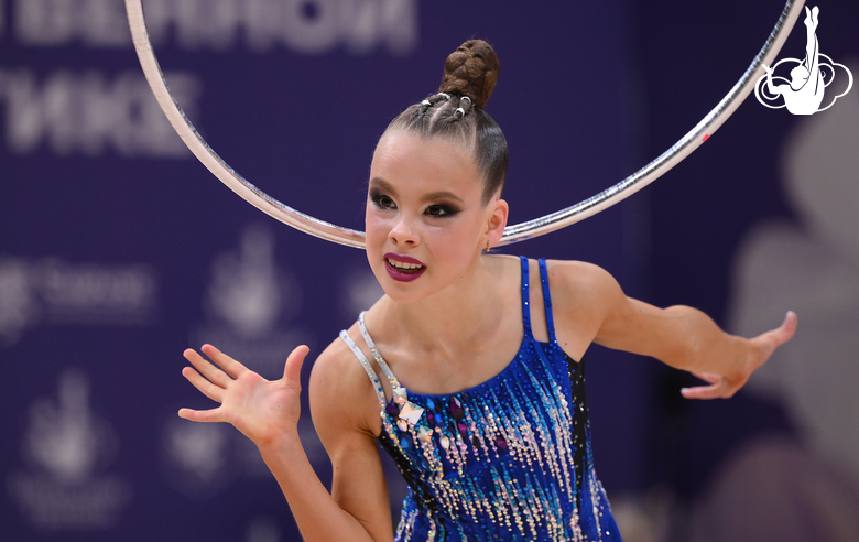 Вероника Кайманова во время упражнения с обручем