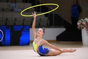Гимнастка во время упражнения с обручем