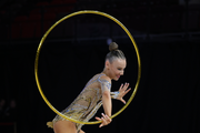 Алиса Медведева во время упражнения с обручем