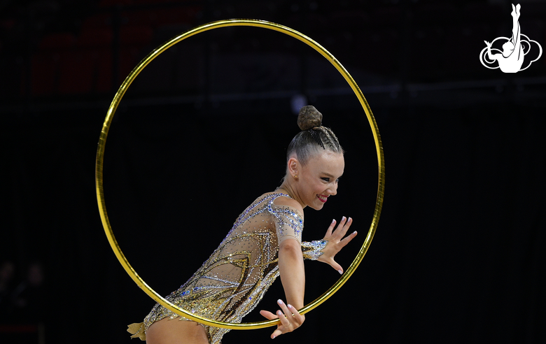 Алиса Медведева во время упражнения с обручем