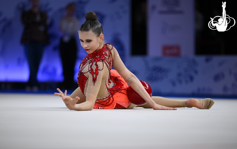 Екатерина Сазонова во время упражнения с мячом