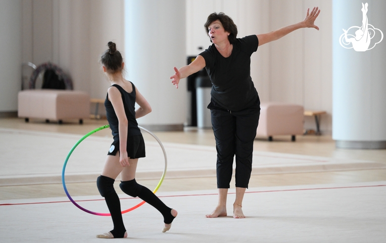 Ksenia Savinova and choreographer Irina Zenovka during the workout