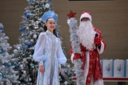 Мария Борисова в образе Снегурочки и Дед Мороз во время новогодней елки