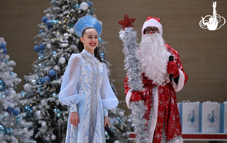 Мария Борисова в образе Снегурочки и Дед Мороз во время новогодней елки