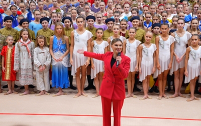 Олимпийская чемпиона Алина Кабаева благодарит всех участниц показательных номеров гала-концерта турнира для партнеров «Небесной грации»