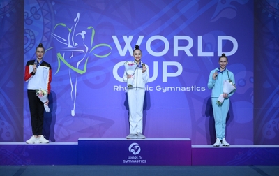 Олимпийская чемпионка Алина Кабаева поздравила победителя и призеров многоборья на этапе Кубка мира в Ташкенте