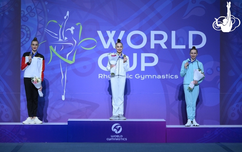 Олимпийская чемпионка Алина Кабаева поздравила победителя и призеров многоборья на этапе Кубка мира в Ташкенте