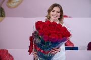14 мая 2026 года. Олимпийская чемпионка Алина Кабаева с букетом от команды Академии в честь прошедшего дня рождения