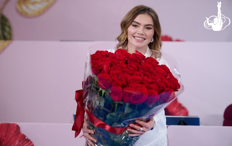 14 мая 2026 года. Олимпийская чемпионка Алина Кабаева с букетом от команды Академии в честь прошедшего дня рождения