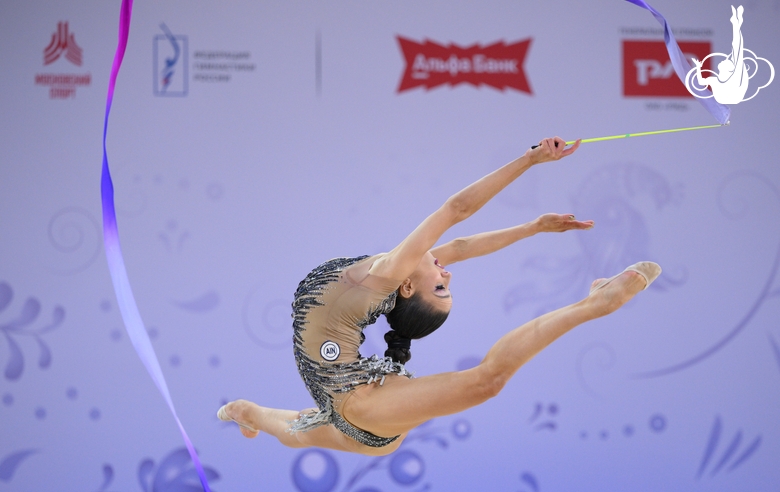 Арина Ткачук во время упражнения с лентой