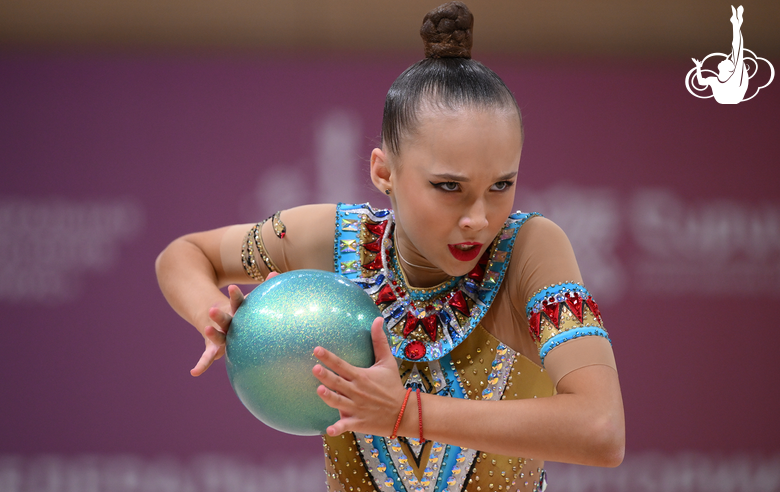 Ксения Лямкина во время упражнения с мячом