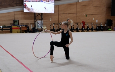 Алина Кабаева и Евгения Елисеева предлагают Еве Кононовой варианты мастерства с обручем