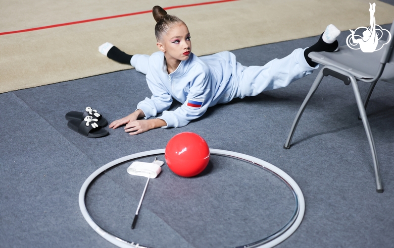 Ksenia Savinova stretches during the warm-up ahead of the start of the tournament