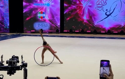 Как серебряного призера чемпионата Европы Ксению Савинову поддерживали в первый день «Хрустальной розы»?
