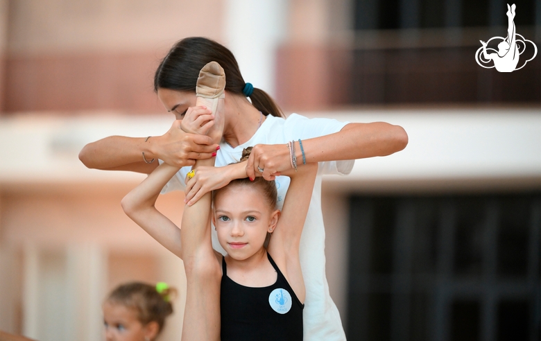 Тренер Елизавета Чернова и юная гимнастка во время тренировки