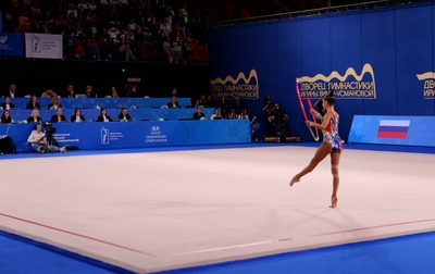 Олимпийская чемпионка Алина Кабаева настраивает Ксению Савинову перед выступлением