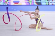 Ксения Савинова во время упражнения с лентой