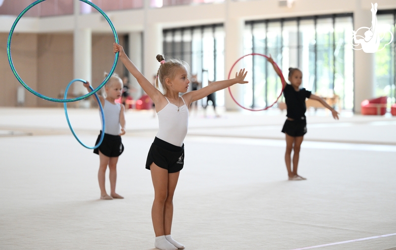 Юные гимнастки во время тренировки под руководством Елизаветы Зорькиной