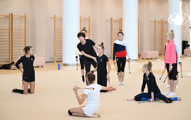 Хореограф фестиваля «Алина» Ирина Зеновка с гимнастками Академии во время подготовки показательного номера перед международным турниром в Пекине