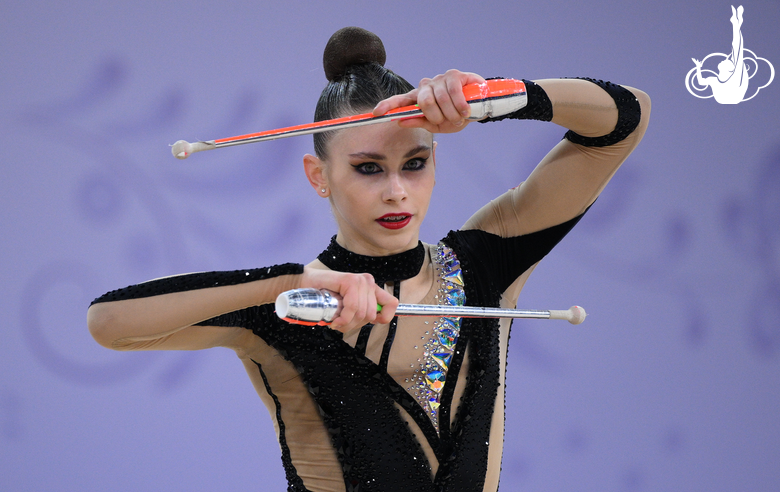 Екатерина Сазонова во время упражнения с булавами