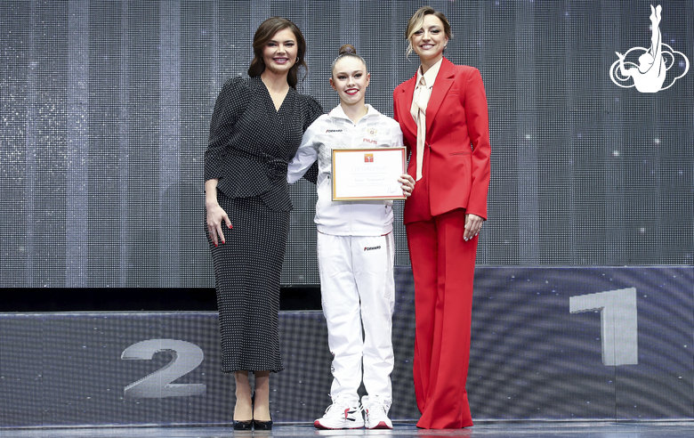 Alina Kabaeva and winner of the audience choice award Alina Perfilieva (Russia) at the EVGENIYA CUP tournament