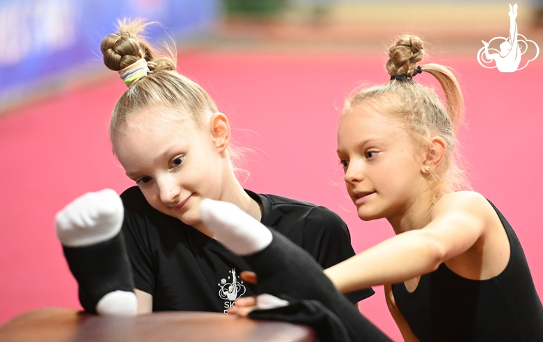 Lada Yakovleva and Darina Budnikova during stretching at floor testing